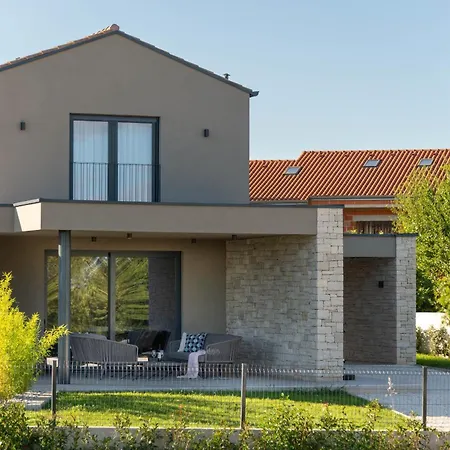 Natura Silente Near Rovinj For 8 People With 40 M2 Heated Pool, Sauna & Jacuzzi